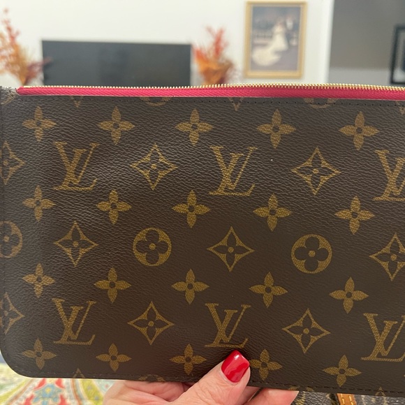 Louis Vuitton Brown Monogram Neverfull MM with Magenta interior. Includes pouch. - Picture 9 of 15